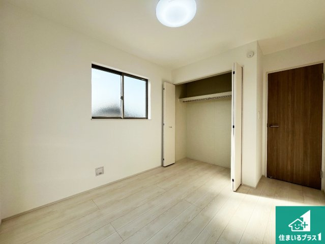 姫路市大津区勘兵衛町　新築一戸建ての洋室|寝室は心地よい眠りについてもらいたくて、シンプルかつ開放的な空間な設計にしています！大きな窓から差し込む日が心地いいです♪