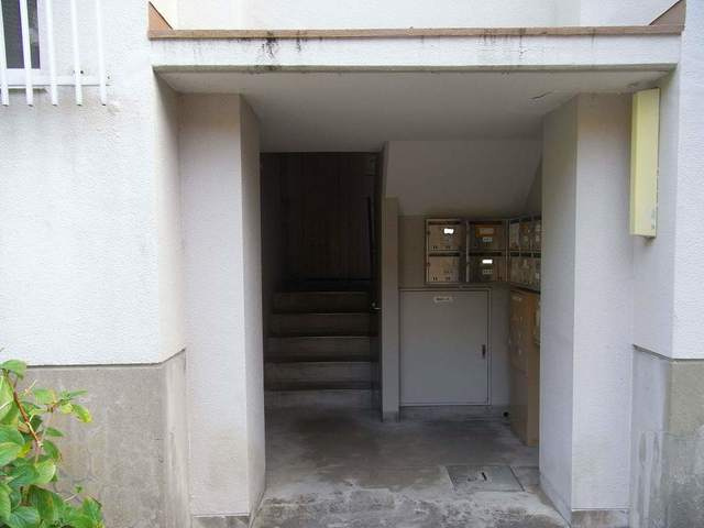 鶴甲コーポ11号館のエントランス