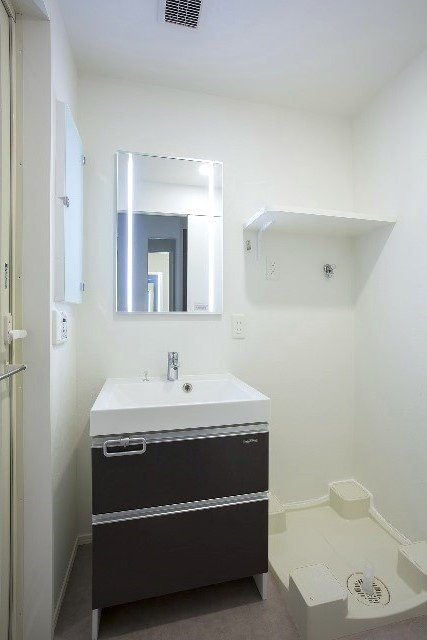 エンクレスト大博通りAPEXの洗面所|明るい洗面所です