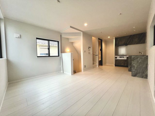 豊島区池袋本町2丁目　利便×快適　ハイグレード新築戸建限定1棟の居間・リビング