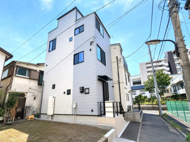 豊島区池袋本町2丁目　利便×快適　ハイグレード新築戸建限定1棟の前面道路含む現地写真