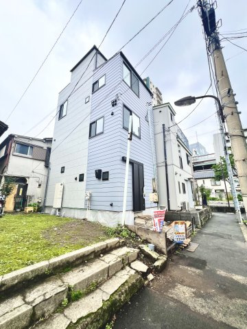 豊島区池袋本町2丁目　利便×快適　ハイグレード新築戸建限定1棟の前面道路含む現地写真