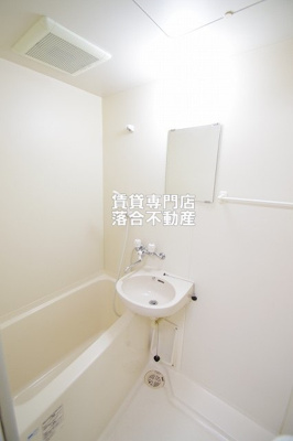 【浴室】 | キャッスルヒルズ | 洗面台付きのコンパクトで使いやすいお風呂♪