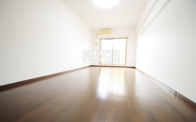 【居間・リビング】 | キャッスルヒルズ | 10帖ある広くて明るいお部屋♪