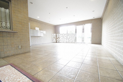 【エントランス】 | キャッスルヒルズ | 清潔なエントランス