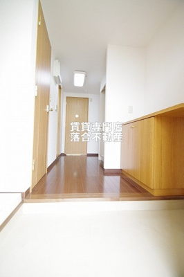 【玄関】 | キャッスルヒルズ | 落ち着いた色合いの玄関