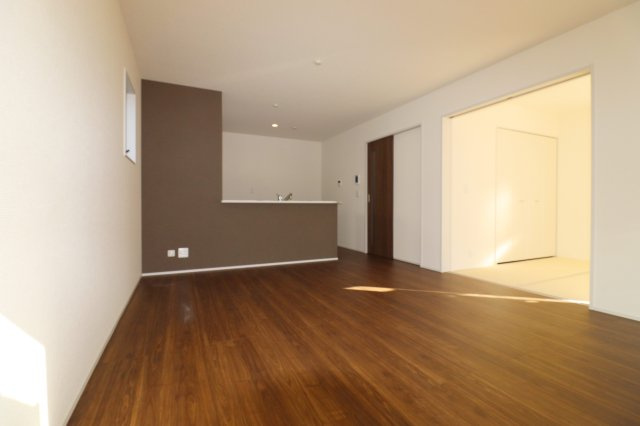 須賀川市森宿字安積田　　　　4号棟　　　西袋第1小学校、西袋中学区　の居間・リビング