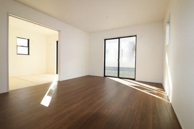 須賀川市森宿字安積田　　　　4号棟　　　西袋第1小学校、西袋中学区　の居間・リビング