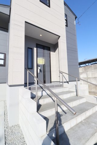 須賀川市森宿字安積田　　　　4号棟　　　西袋第1小学校、西袋中学区　の玄関