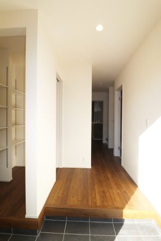 須賀川市森宿字安積田　　　　4号棟　　　西袋第1小学校、西袋中学区　の玄関