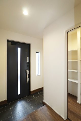 須賀川市森宿字安積田　　　　4号棟　　　西袋第1小学校、西袋中学区　の玄関