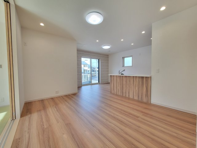 秋月Ⅷ・新築戸建のその他|【シロアリ被害を未然に防ぐ家づくり】
全周スリット換気方法の基礎パッキング工法は、従来工法の換気性能2倍以上、耐震性は3倍以上で、床下を常に乾燥させ湿気から家を守ります。