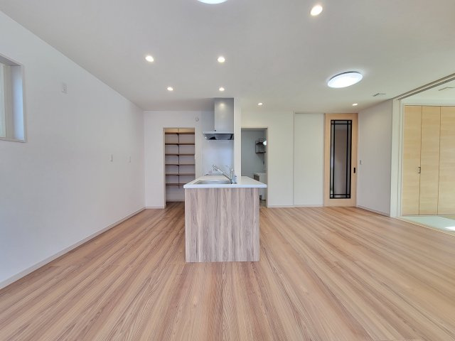 秋月Ⅷ・新築戸建のその他|制震ダンパー【Kダンパー】
「Kダンパー」は耐震と制震を兼ね備えており、2つの性能の相乗効果で地震から住まいを守ります。
耐震＝フレームの強さで地震に抵抗
制震＝揺れにブレーキをかけて吸収