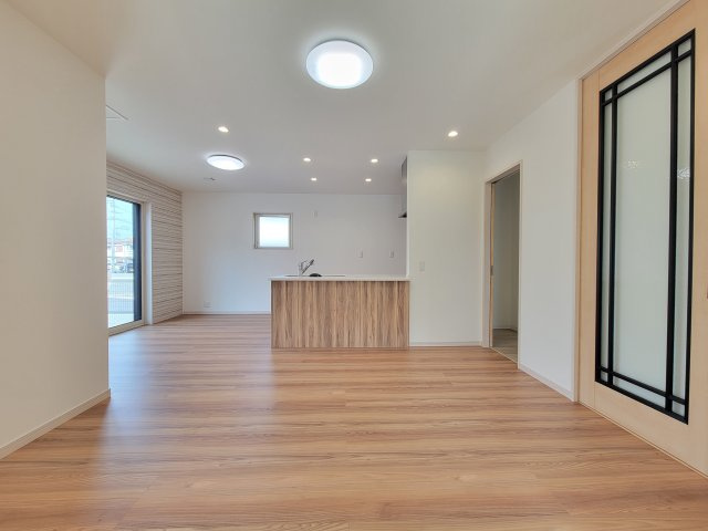 秋月Ⅷ・新築戸建のその他|乾燥空気に比べ熱の出入りを約30%抑制する「アルゴンガス」を2枚の板ガラスの間に封入し室外側ガラスの中空層面側に遮熱高断熱特殊金属膜をコーティングしたLow-E複層ガラスを採用