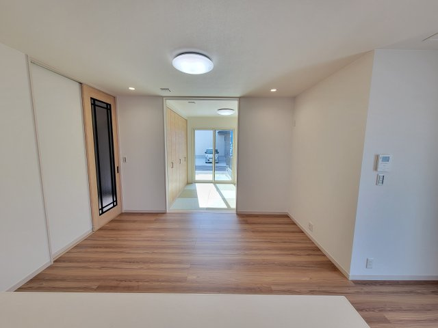 秋月Ⅷ・新築戸建のその他|【アルミ樹脂複合サッシ】
上枠・下枠ともに樹脂カバー構造に加え、内レールの外側に断熱樹脂を設けることにより室内外を分離。熱が伝わりにくい構造により断熱効果を発揮し、結露の発生も抑えます。