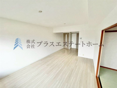 【居間・リビング】 | 岸里東パーク・ホームズ | 約13.7帖のリビング♪南向きで明るく昼間は電気要らずです♪