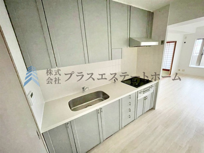 【キッチン】 | 岸里東パーク・ホームズ | キッチンも綺麗になりました♪白目のフローリングに合う綺麗な色のキッチンです♪
