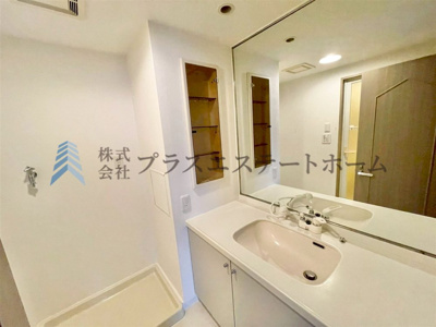 【浴室】 | 岸里東パーク・ホームズ | 大きな鏡があるシャワー付き洗髪洗面台♪小物入れもあるのでスッキリ収納できそうです♪