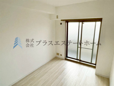 【洋室】 | 岸里東パーク・ホームズ | 寝室側にもバルコニーがあるのでお布団干し等楽々です♪