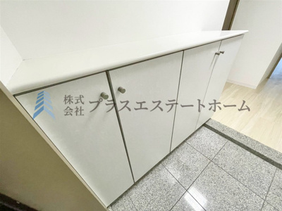 【その他】 | 岸里東パーク・ホームズ | 玄関♪御影石調のタイルで高級感があります♪白基調のシューズボックスも綺麗です♪