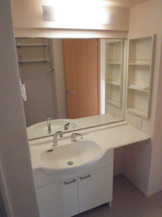 ペルーシェ B棟の独立洗面台|洗面台