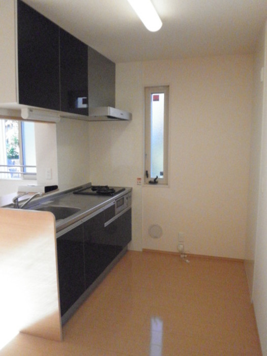 ペルーシェ B棟のキッチン|小窓あり