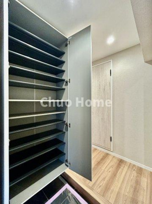 【玄関】 | ルイシャトレ綾瀬 | 【玄関】玄関には大型のシューズクローゼットを設置しておりますのでいつでもスッキリりとした空間を保てます。玄関周りを清潔に使うのはとても大事なことですよね。