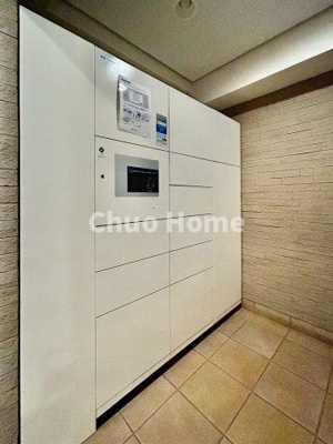 【設備】 | ルイシャトレ綾瀬 | 【宅配ボックス】在宅時・不在時に関わらず、居住者の代わりに非対面で宅配物を受け取ってくれる便利な設備です。わかりやすくご説明致しますので見学時にはお部屋だけではなく共用部分もぜひチェックしてください。