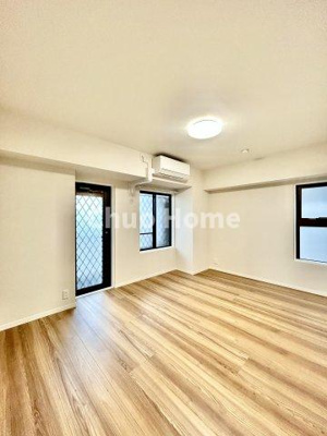 【寝室】 | ルイシャトレ綾瀬 | 【寝室】心と体をゆったりと安らげる主寝室。寝室のゆとりが大きい分だけ、暮らしの安らぎは深まります。一日の疲れを癒すだけでなく、ご夫婦の親密な語らいを紡ぎ出します