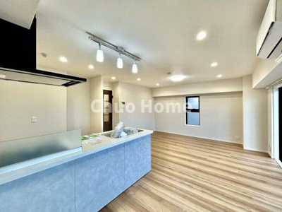 【キッチン】 | ルイシャトレ綾瀬 | 視界に広がりを生むオープンなキッチン。料理や片付けをしながら、家族との会話を楽しんだり、リビングで遊ぶ子どもを見守れます。ご見学時には家具の配置などもイメージしながらぜひご覧になって見て下さい。