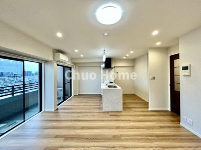 【ダイニング】 | ルイシャトレ綾瀬 | 【ダイニング】忙しい朝でも、しっかり家族が揃って食事をして頂けるゆとりある大きさのダイニングスペース。奥様が作る手料理をカウンター越しに受けとって頂き、テーブルで囲む素敵な時間を存分に愉しんで下さい。