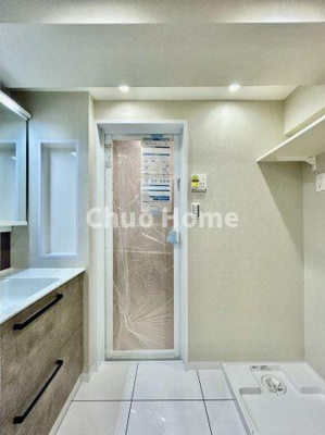 【脱衣所】 | ルイシャトレ綾瀬 | 【洗面所】明るい洗面所は朝をすっきりさせてくれる空間です。バタバタしている忙しい朝でも収納が多い洗面台では短い時間で効率良く支度ができます。