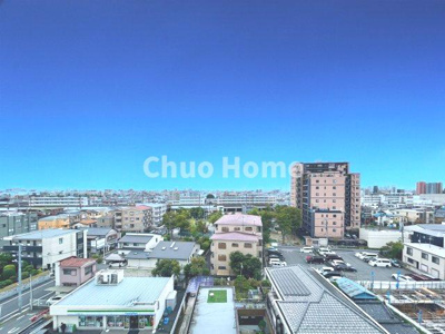 【展望】 | ルイシャトレ綾瀬 | 手を伸ばせば、ふれることが出来そうな環境が、そのままインテリアになったような印象です。その豊かな眺望にふさわしい空間には、通風・採光にも優れ、心地よい光と風があふれています