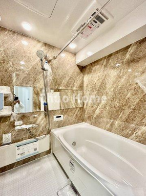 【浴室】 | ルイシャトレ綾瀬 | 【バスルーム】暖房換気乾燥機付きシステムバスルーム。暖房・冷風・換気・乾燥など、毎日を快適に過ごせるうれしい機能が揃っています。雨の日の洗濯物も安心です。