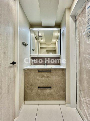 【独立洗面台】 | ルイシャトレ綾瀬 | 【洗面化粧台】洗面化粧台には三面鏡を採用。身だしなみを整えやすい事はもちろんですが、鏡の後ろに収納スペースを設ける事により、散らかりやすい洗面スペースをすっきりさせる事が出来るのも嬉しいですね