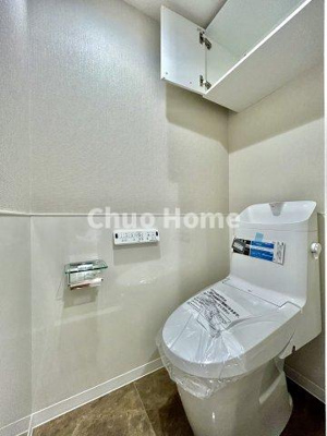 【トイレ】 | ルイシャトレ綾瀬 | 【トイレ】 収納スペースをしっかりと確保した温水洗浄便座機能付きトイレ。温水洗浄便座は清潔にお使いいただくための大切なアイテムです。