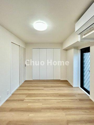 【洋室】 | ルイシャトレ綾瀬 | 【洋室】快適に過ごす条件は、一人ひとり違います。だからこそ飾り過ぎないシンプルな内装と偏り過ぎないデザインで統一しております。居住していく中でオーナー様だけの【マイホーム】に創り上げて下さい