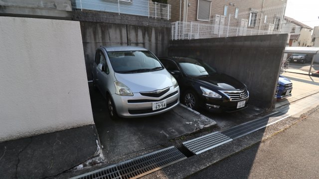 クイーンズコート東落合 C棟の駐車場