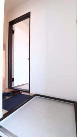 クイーンズコート東落合 C棟の玄関