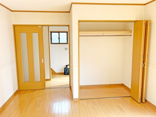 尼崎市水堂町2丁目中古戸建│2LDK+駐車1台可の居間・リビング|リビングに大きな収納があるので常に片付いたLDKを保つことが出来ます。衣類だけでなく大きな家電などの収納も可能です。