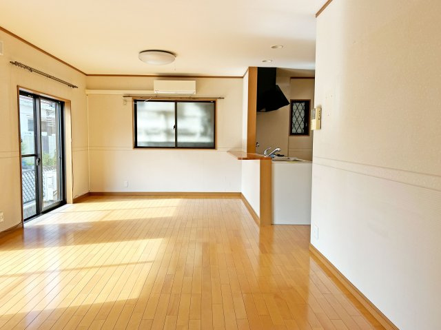 尼崎市水堂町2丁目中古戸建│2LDK+駐車1台可の居間・リビング|間口いっぱいの大きな窓から陽ざしが入り、窓から外への視界も広がるため、明るく開放感があるリビング・ダイニングになります。