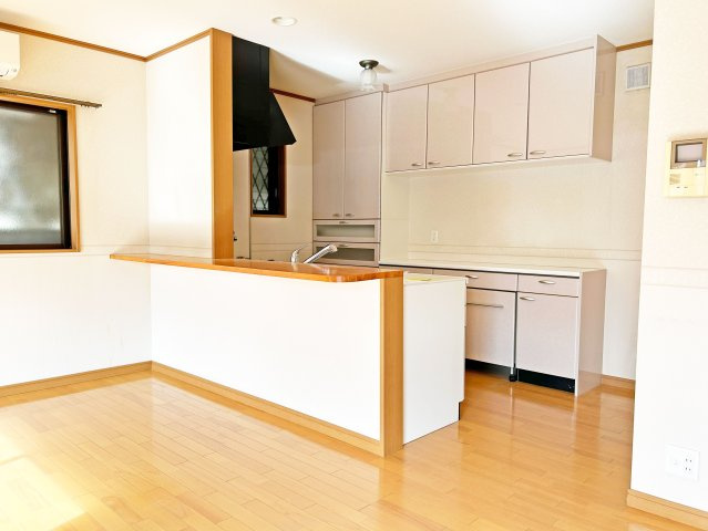 尼崎市水堂町2丁目中古戸建│2LDK+駐車1台可の居間・リビング|キッチンは対面式ながらカウンタータイプの為手元を隠しながら調理とコミュニケーションの両立が可能。