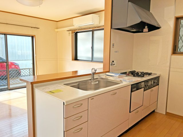 尼崎市水堂町2丁目中古戸建│2LDK+駐車1台可のキッチン|収納豊富×機能性充実の対面式キッチン。3口コンロ、魚焼きグリル、レンジフードで日々の料理を支えます。