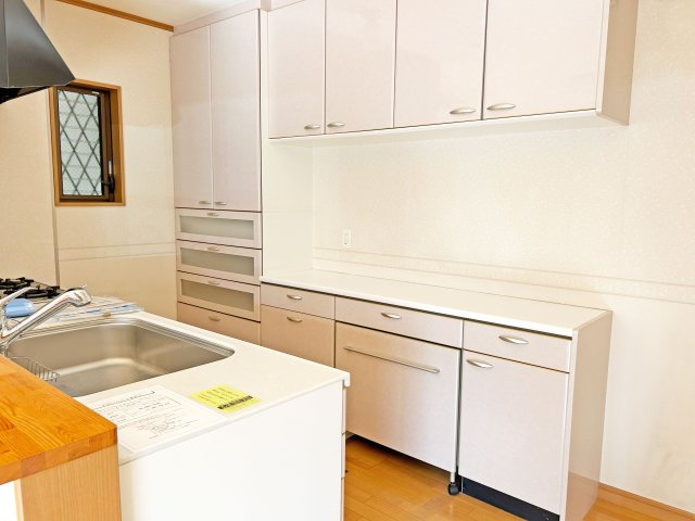 尼崎市水堂町2丁目中古戸建│2LDK+駐車1台可のキッチン|背面にも上下に収納があるので、たくさんの食器や食材を片付けることが出来ます。