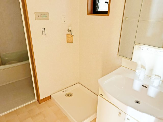 尼崎市水堂町2丁目中古戸建│2LDK+駐車1台可の独立洗面台|洗面室は脱衣、身支度、洗濯をするのに十分なスペースを設けております。