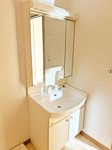 尼崎市水堂町2丁目中古戸建│2LDK+駐車1台可の独立洗面台|三面鏡付洗面化粧台。毎朝の準備時間もゆったりと過ごせます。