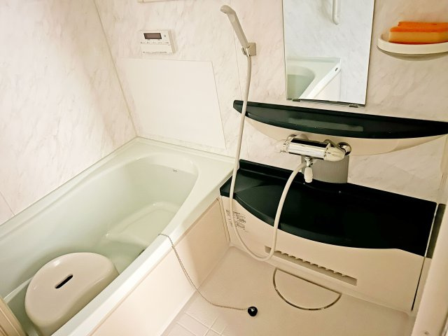 尼崎市水堂町2丁目中古戸建│2LDK+駐車1台可の浴室|清潔感溢れる浴室。棚が充実しているのでお気に入りのバスグッズを置くことが出来ます。