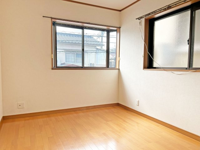 尼崎市水堂町2丁目中古戸建│2LDK+駐車1台可の洋室|-洋室6.5帖-　お気に入りのインテリアを設置したり、作業スペースにしたりと色々な活用が出来ます◎