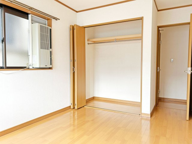 尼崎市水堂町2丁目中古戸建│2LDK+駐車1台可の洋室|-洋室6.5帖-　枕棚とハンガーレール付き収納があり、片付けがラクに進みます。