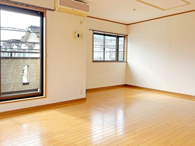 尼崎市水堂町2丁目中古戸建│2LDK+駐車1台可の洋室|-洋室12.5帖-　全居室洋室で家具や敷物のカスタマイズを楽しめます。2面採光で採光、通風共に良好です◎